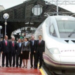 Las autoridades junto al primer AVE de la línea Madrid-Valladolid