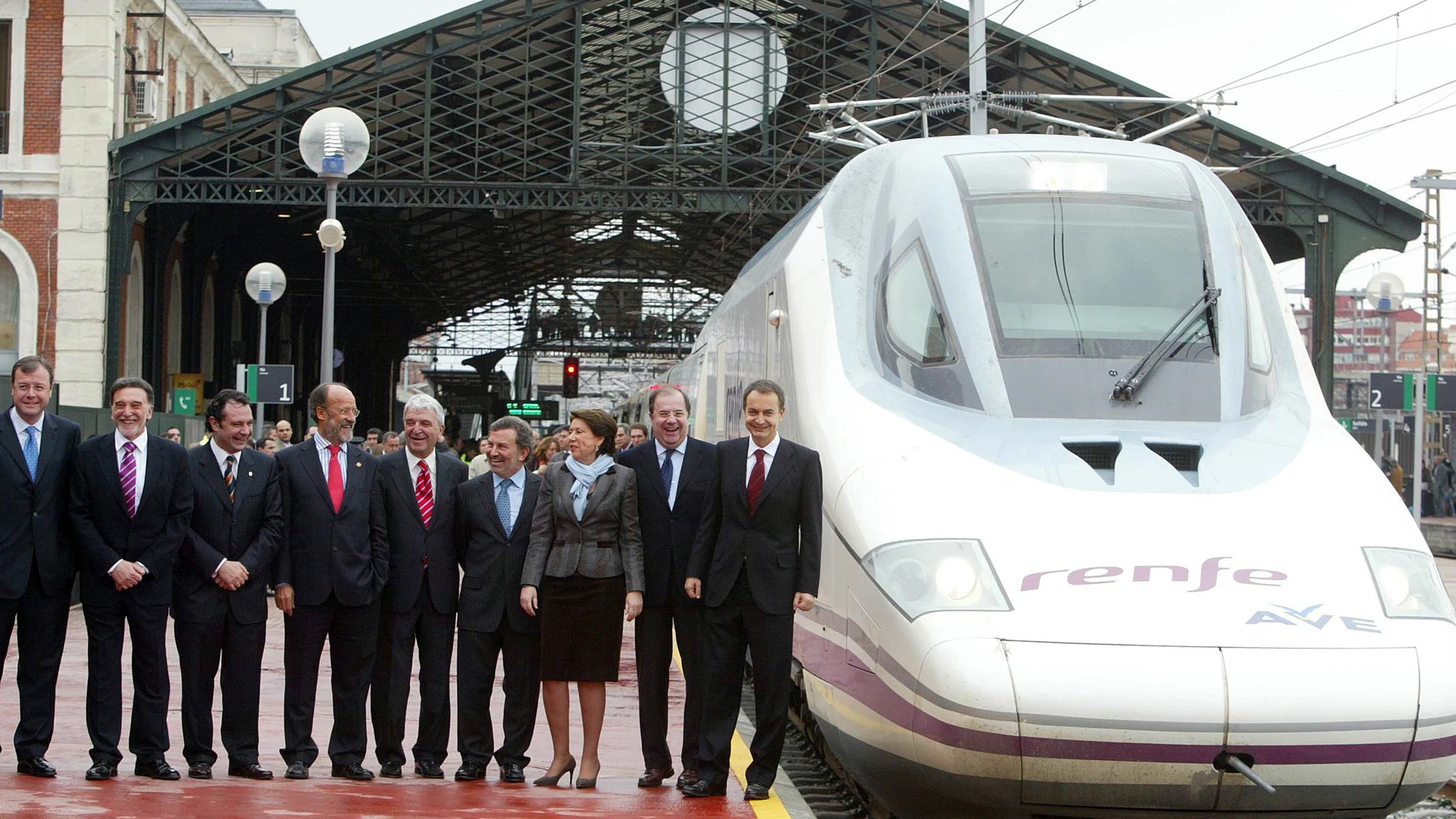 Las autoridades junto al primer AVE de la línea Madrid-Valladolid