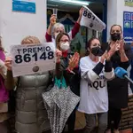 Las loteras de la administración número 2 San Pancracio de Ayamonte (Huelva) celebran con varios clientes la venta del número 86148, agraciado con el gordo de la Lotería de Navidad. EFE/ Julián Pérez