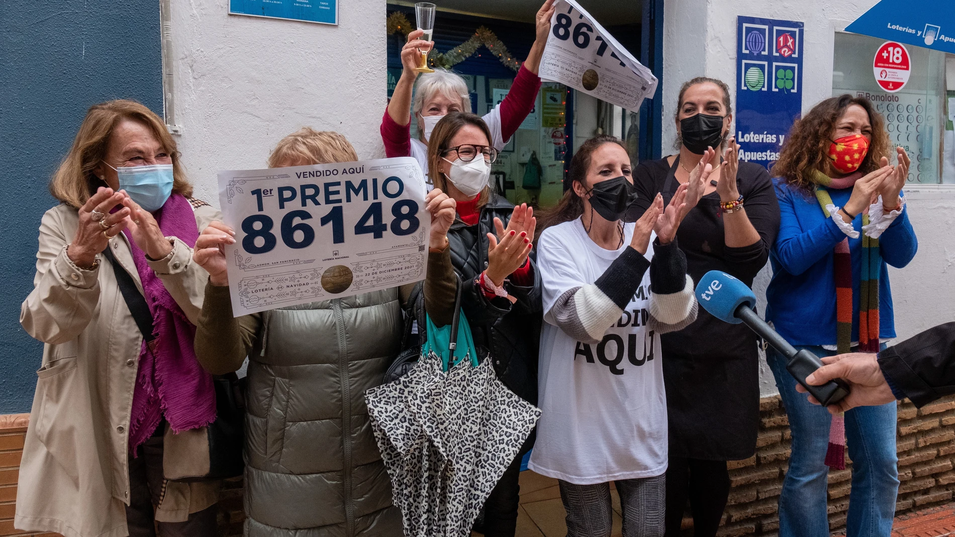 Las loteras de la administración número 2 San Pancracio de Ayamonte (Huelva) celebran con varios clientes la venta del número 86148, agraciado con el gordo de la Lotería de Navidad. EFE/ Julián Pérez