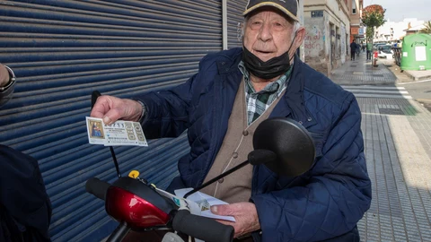 Antonio Muñoz, un octogenario habitual de la administración número 10 de Cartagena, "El Popeye", muestra dos décimos del 26711 que han sido premiados con el quinto premio