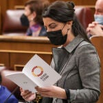 La portavoz adjunta de Vox en el Congreso, Macarena Olona, leyendo la dedicatoria