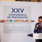 El presidente del Gobierno, Pedro Sánchez, se quita la mascarilla durante la Conferencia de Presidentes extraordinaria celebrada en el Senado el miércoles