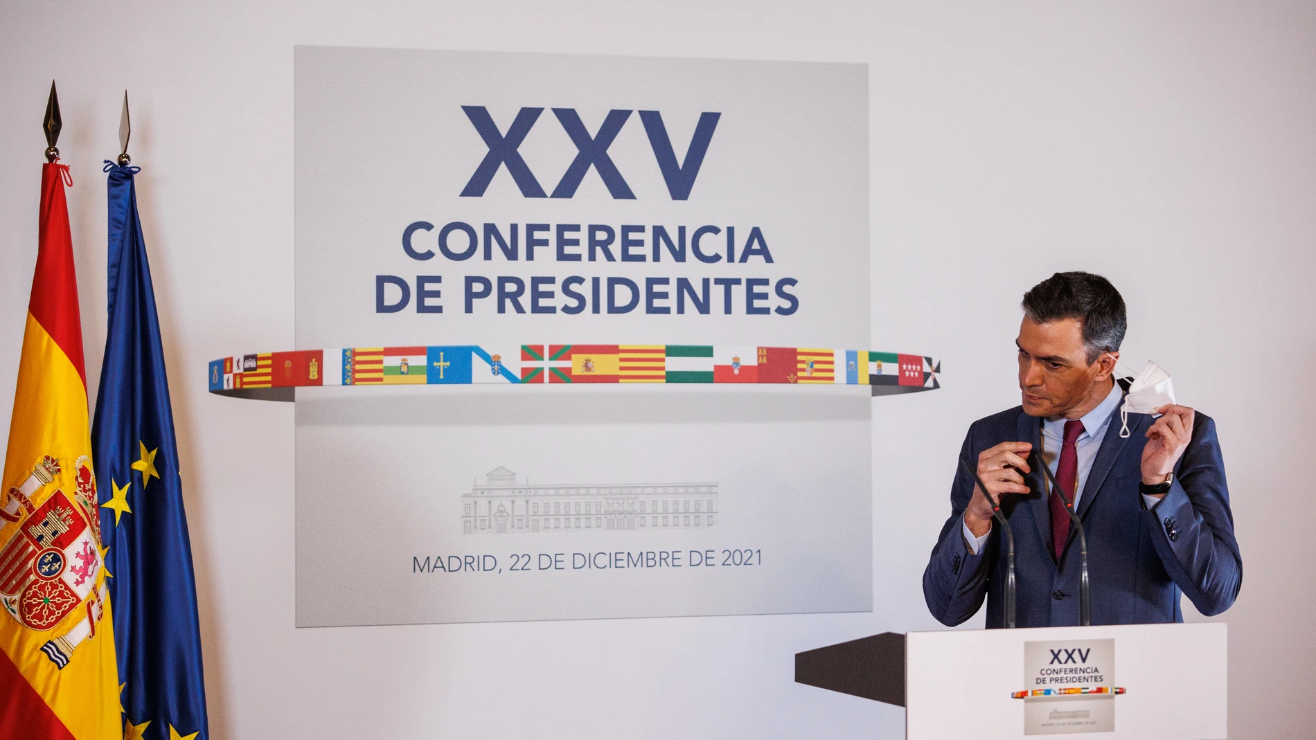 El presidente del Gobierno, Pedro Sánchez, se quita la mascarilla durante la Conferencia de Presidentes extraordinaria celebrada en el Senado el miércoles
