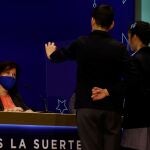 Los niños del Colegio de San Ildefonso muestran un premio del sorteo de la Lotería de Navidad. EFE/ Juan Carlos Hidalgo