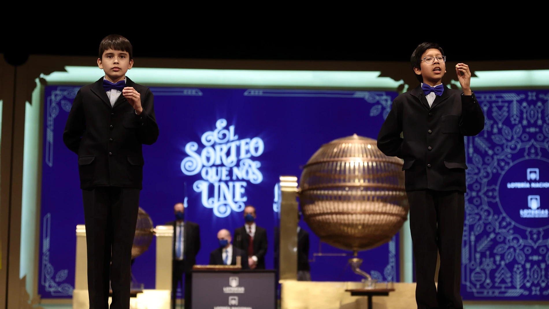 Dos de los niños de la residencia de San Ildefonso sostienen la bola con la que han cantado uno de los quintos premios del Sorteo Extraordinario de la Lotería de Navidad 2021 | Eduardo Parra / Europa Press