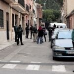 Agentes de la Guardia Civil custodian la casa donde un hombre ha muerto como consecuencia de los martillazos