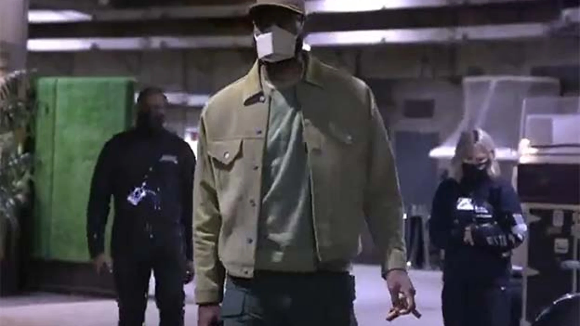 LeBron James, a su llegada al Staples Center con un puro en la mano.