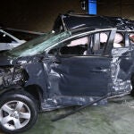 Vehículo con matrícula francesa en el que han falledido sus dos ocupantes en una colisión con un camión en la CL-613, a la altura de Cisneros (Palencia)