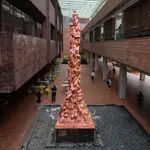 Una vista de la escultura en la Universidad de Hong Kong