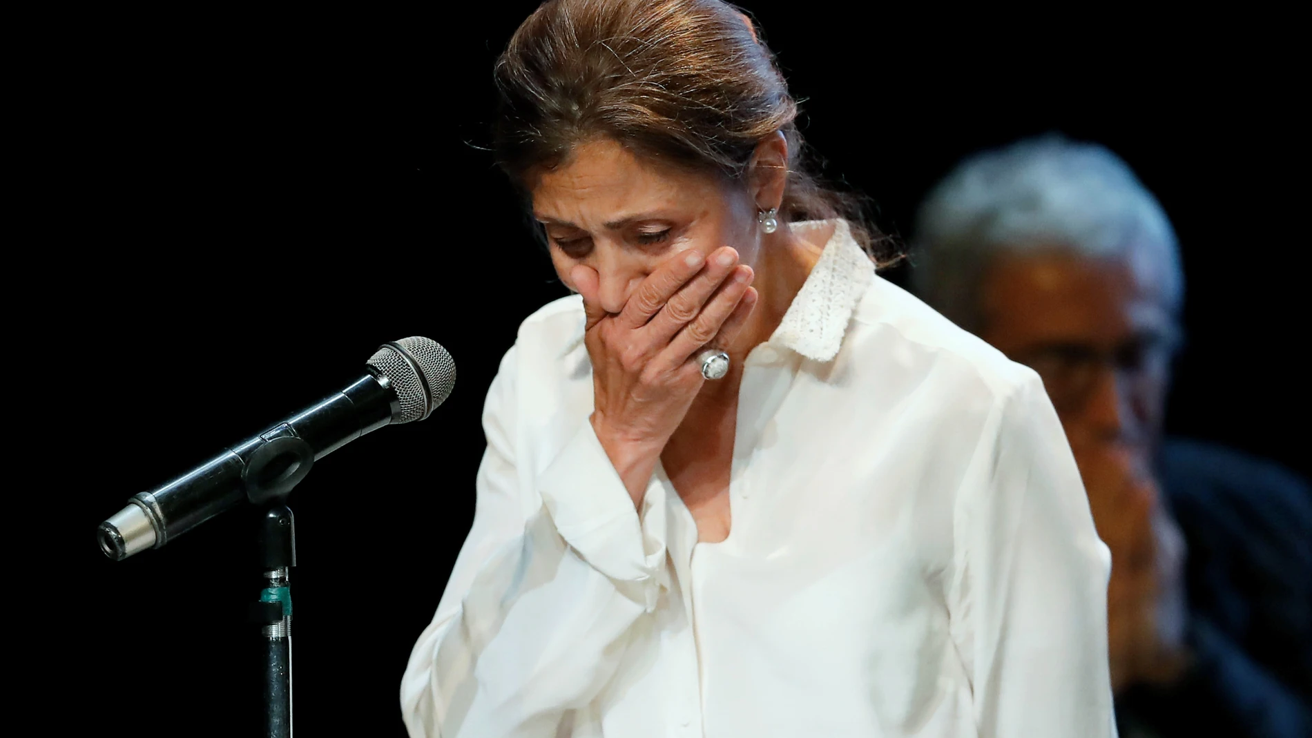 La ex candidata presidencial Ingrid Betancourt, quien estuvo seis años secuestrada por las FARC, se conmueve durante su intervención, el 23 de junio de 2021, en un encuentro con víctimas de secuestro en Bogotá (Colombia). EFE/ Mauricio Dueñas Castañeda