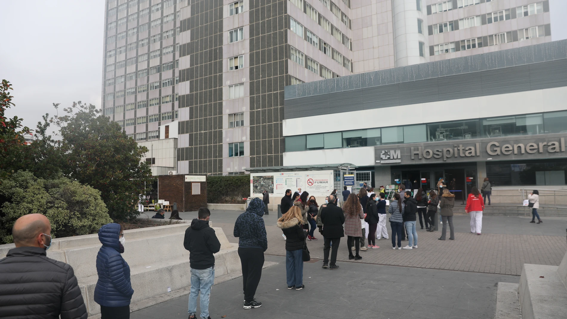 Colas de espera en las inmediaciones del Hospital Universitario de La Paz para hacerse un test de antígenos de Covid-19