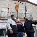 El presidente de la Diputación de Valladolid, Conrado Íscar, conversa con el alcalde de Camporredondo, Javier Izquierdo, durante su visita a este municipio de Tierra de Pinares