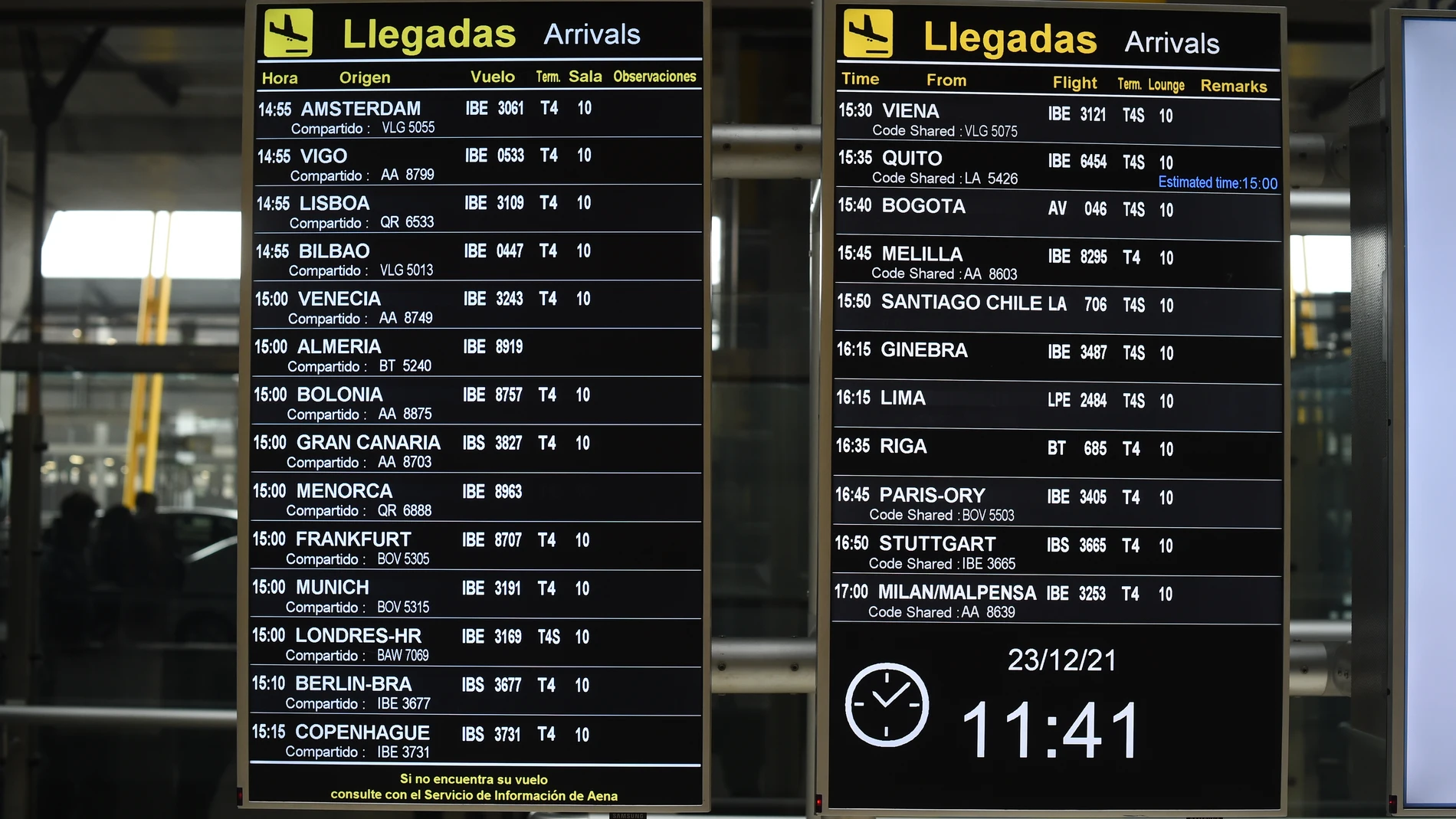 Dos paneles de llegadas en el aeropuerto de Adolfo Suárez, el día de Nochebuena. Iberia opera el 100% de su red global previa a la pandemia durante estas fechas navideñas.