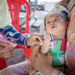 Gadis colabora con Unicef en la inmunización de niños