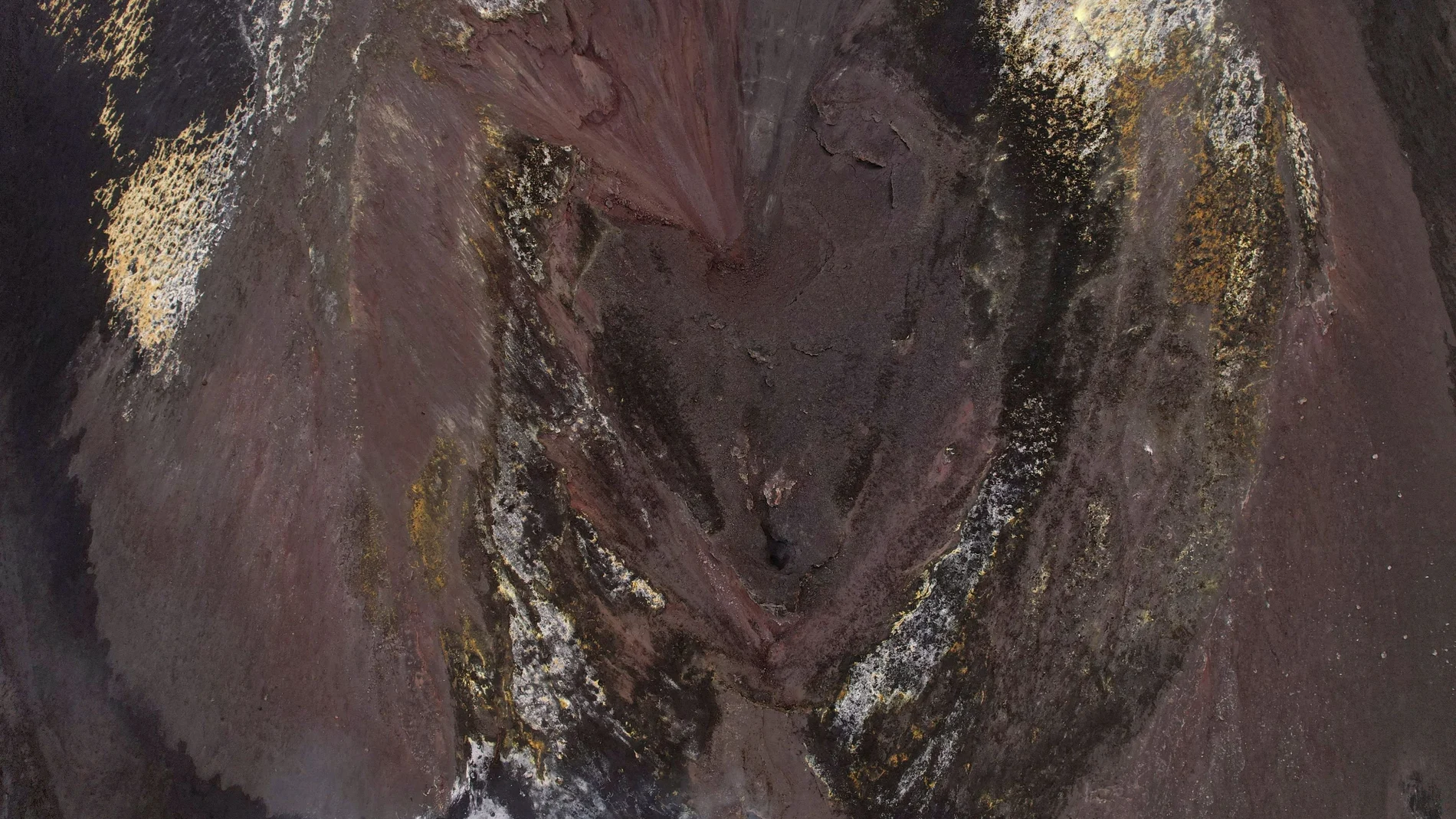 Imagen aérea del cono principal del volcán de Cumbre Vieja en La Palma