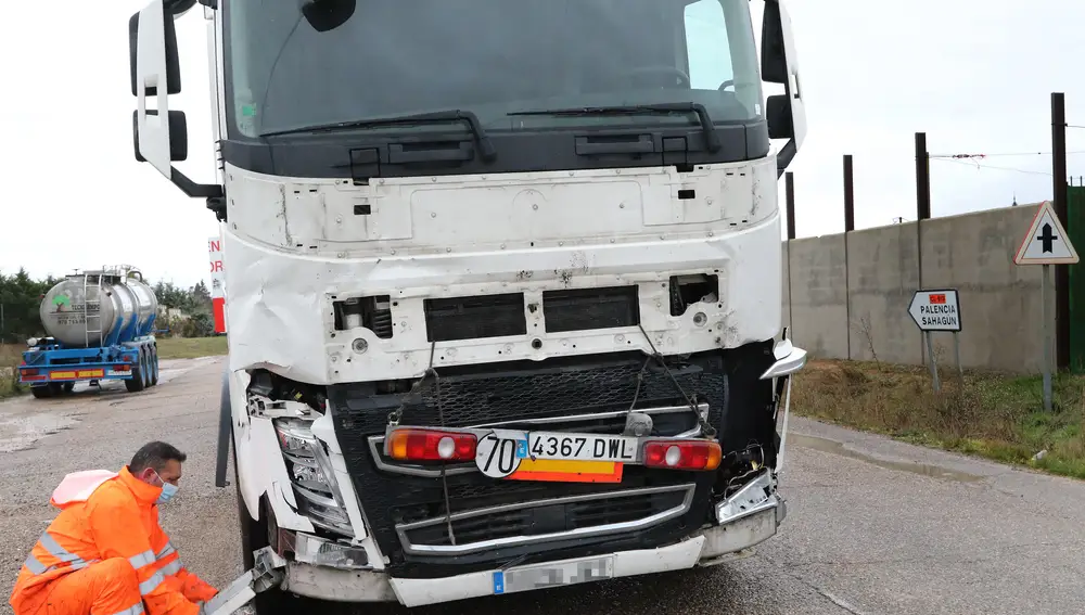Vehículo con matrícula francesa en el que han falledido sus dos ocupantes en una colisión con un camión en la CL-613, a la altura de Cisneros (Palencia)