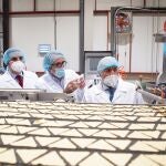 El consejero Jesús Julio Carnero durante una visita a una empresa agroalimentaria de Valladolid