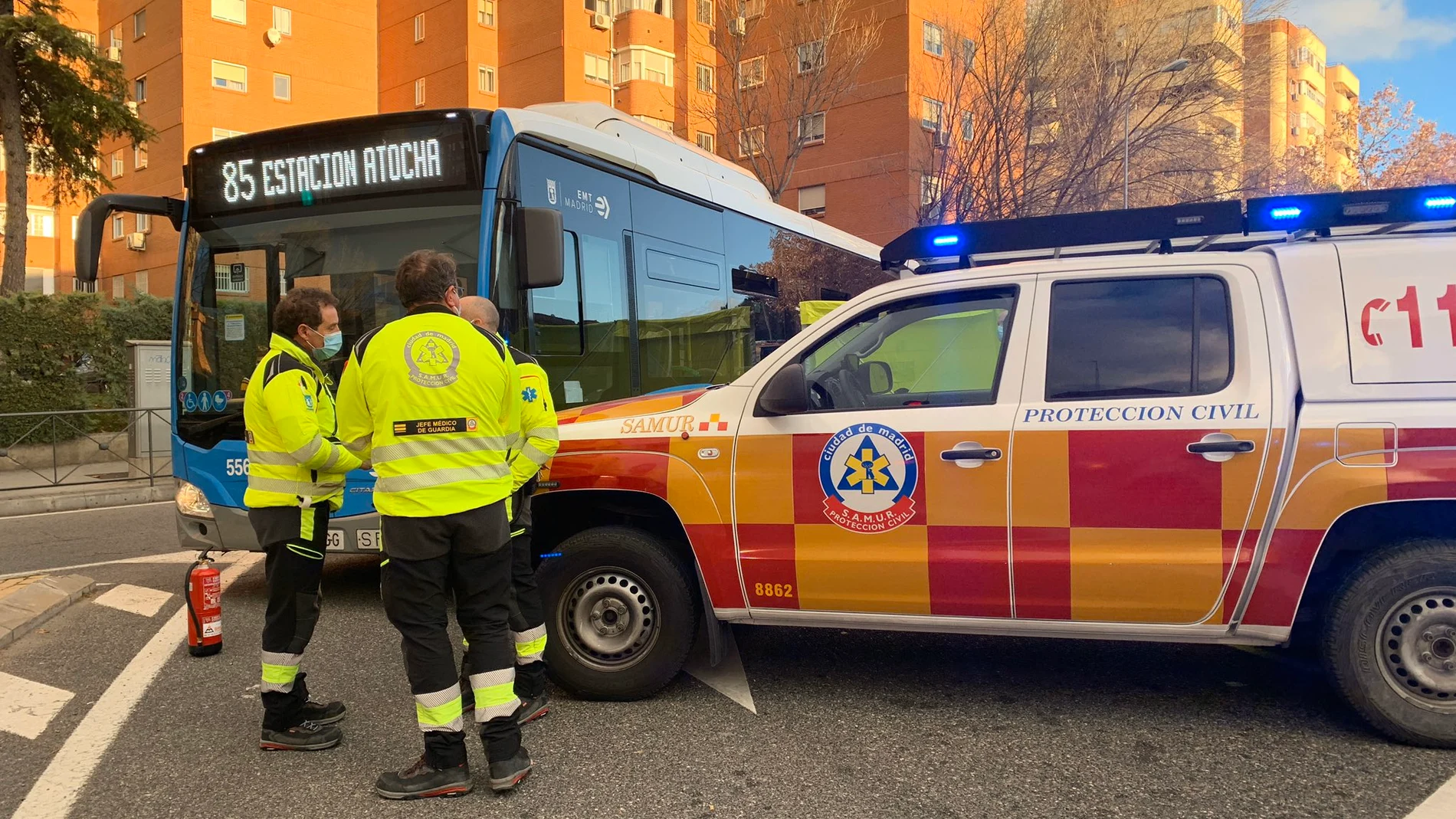 Sanitarios del Samur en el lugar del accidente, junto al autobús de la EMT