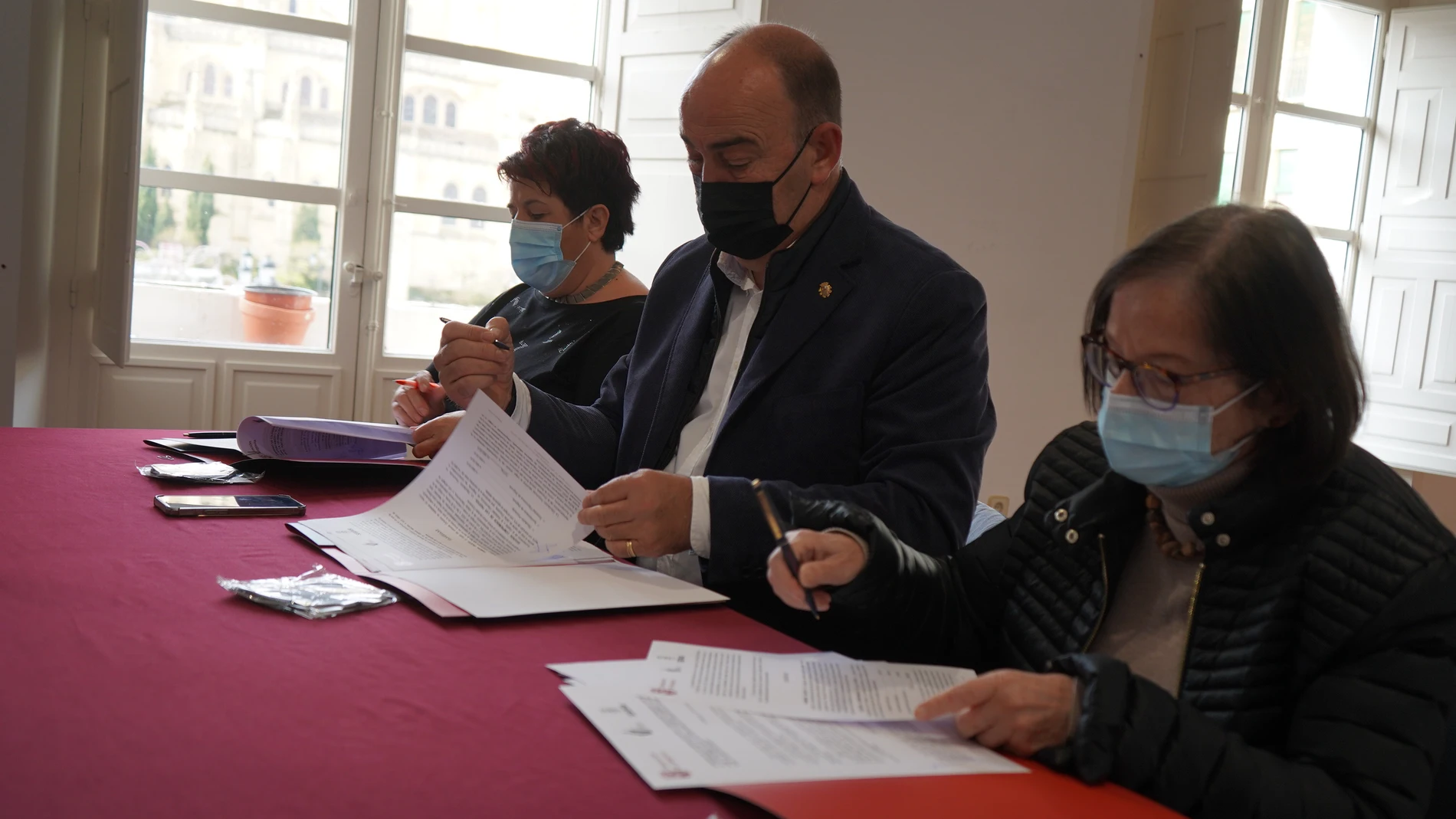El presidente de la institución provincial, Miguel Ángel de Vicente, la alcaldesa de la ciudad, Clara Luquero y la presidenta de la Sociedad Filarmónica, Carmen Gruber, suscriben el acuerdo