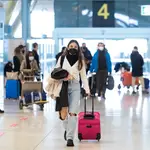 Una mujer con una maleta en el aeropuerto de Adolfo Suárez