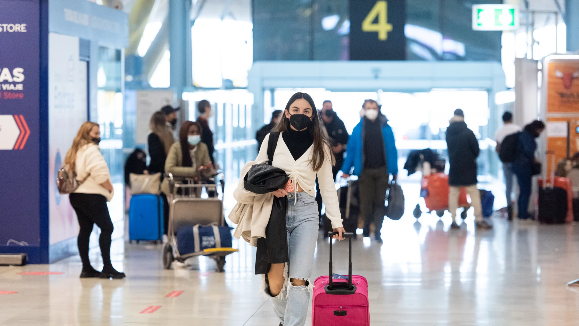 Una mujer con una maleta en el aeropuerto de Adolfo Suárez