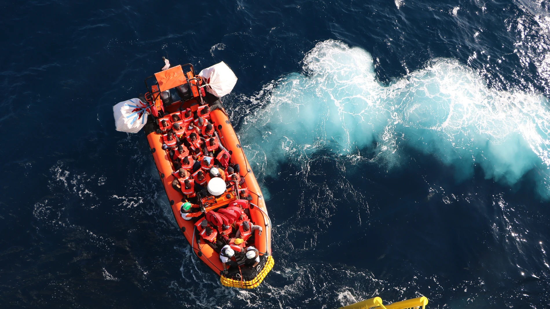 Miembros de Médicos sin Fronteras rescatan 82 personas de las costas de Libia