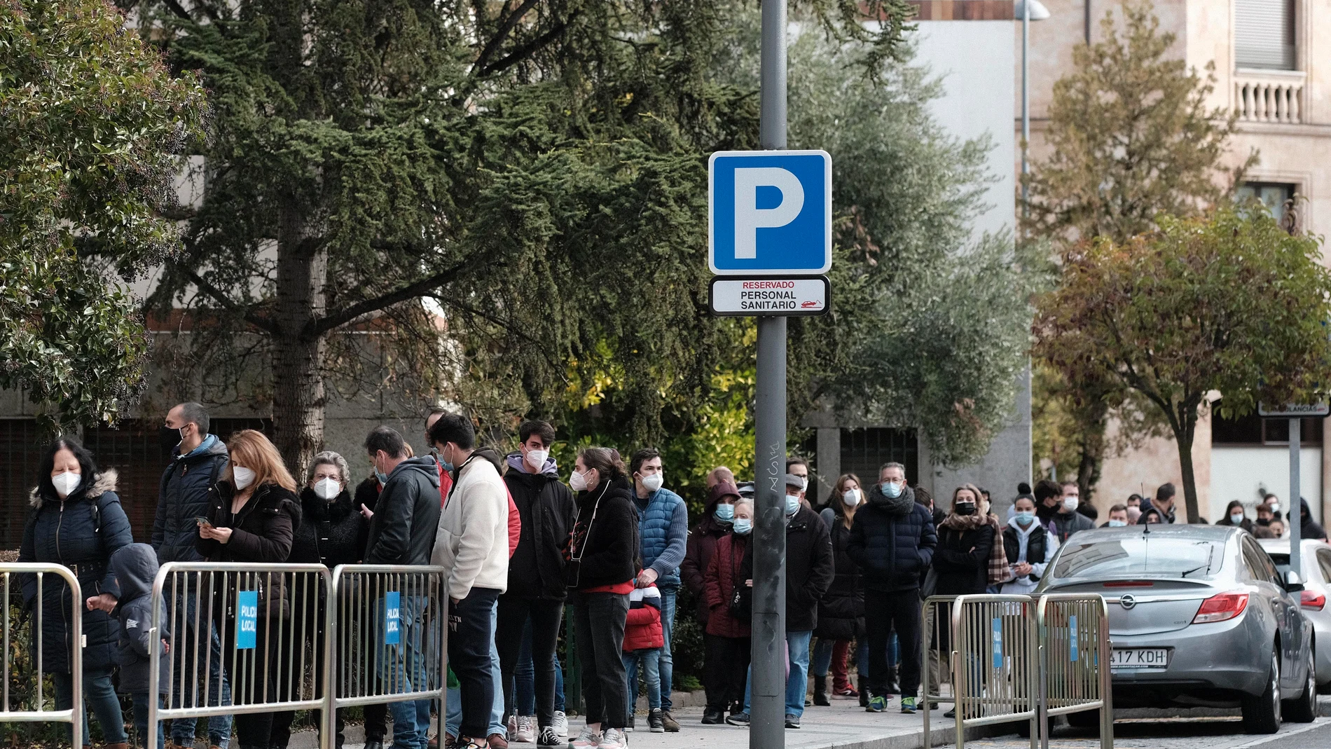 Largas colas en el punto de detección Covid-19 de Salamanca, ubicado en el centro de salud de San Juan