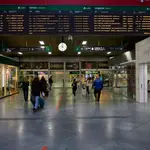 Varias personas con maletas en la estación de Atocha