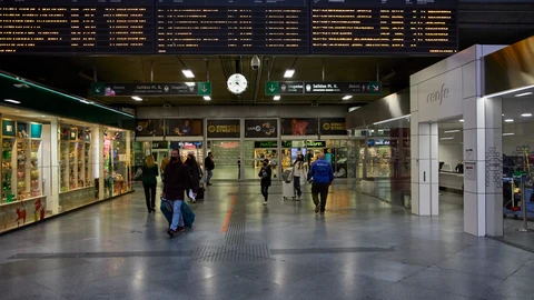 Varias personas con maletas en la estación de Atocha