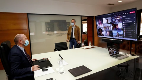 El vicepresidente del Gobierno asturiano, Juan Cofiño, preside la reunión extraordinaria del Consejo de Gobierno donde se anunciaron las restricciones