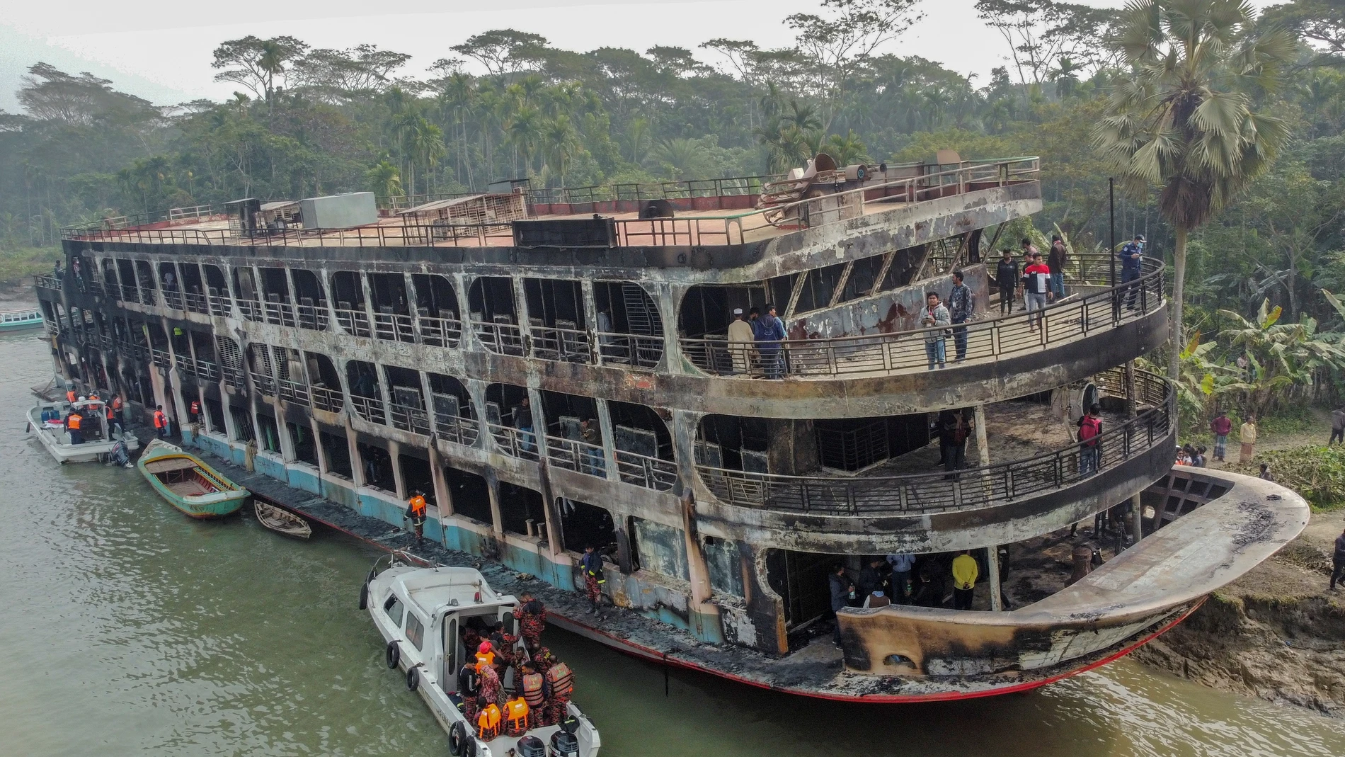 Labores de rescate tras el incendio en la madrugada de este viernes de un ferry en el río Sugandha, al sur de Bangladés