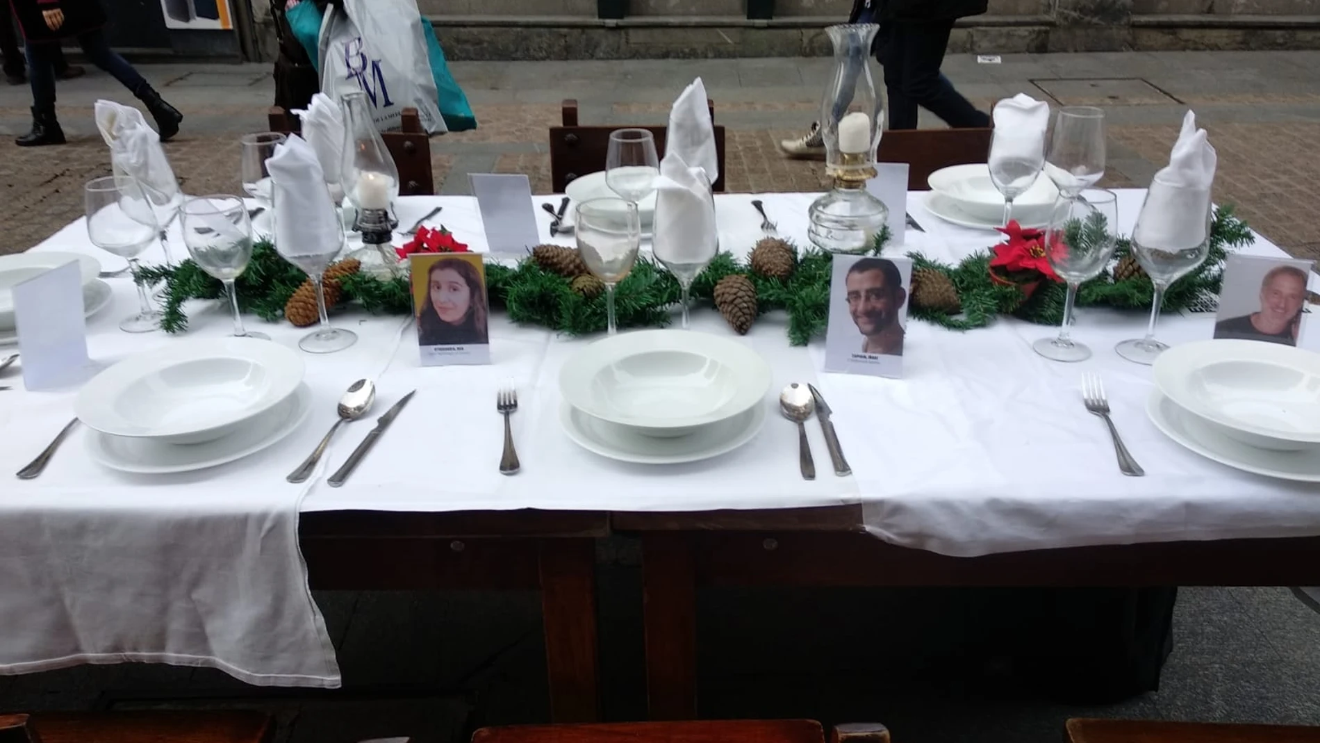 Simulacro de cena navideña con el que familiares de presos homenajearon a los etarras en Bilbao colocando sus fotos en los platos