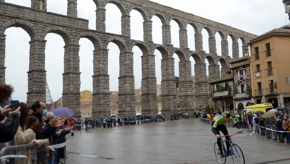 El ganador de la 86ª edición de la tradicional Carrera del Pavo, para bicicletas sin cadenas, Hugo Sanz (d) cruza la línea de meta situada junto al Acueducto de Segovia este sábado. EFE/Pablo Martín