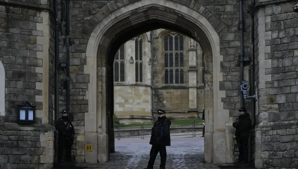 Policía de seguridad en la entrada al castillo de Windsor. (AP Photo/Alastair Grant)