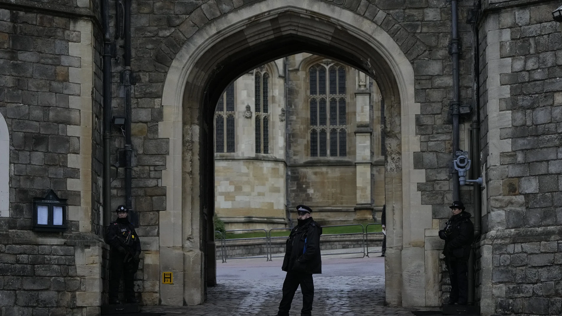 Policía de seguridad en la entrada al castillo de Windsor. (AP Photo/Alastair Grant)