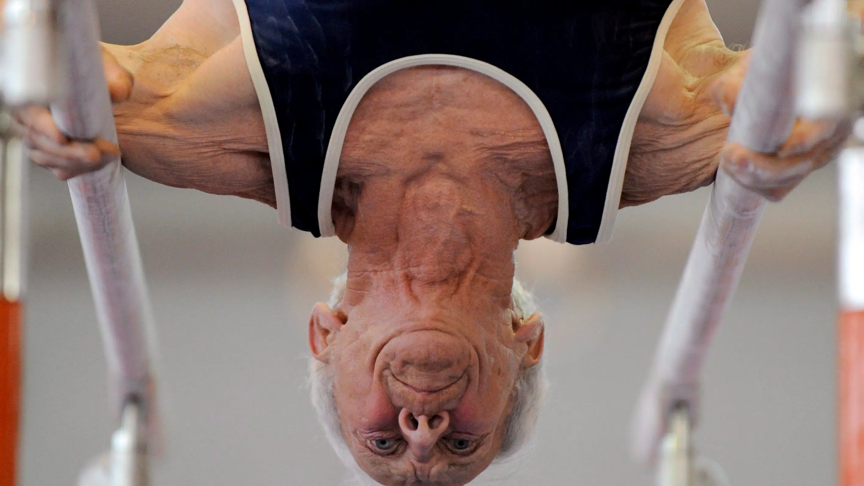 El gimnasta alemán Alfons Klein, de 75 años, realiza un ejercicio durante la competencia para mayores de la 41ª edición del Festival Internacional de Gimnasia en Fráncfort, Alemania | Fuente: EFE/Arne Dedert