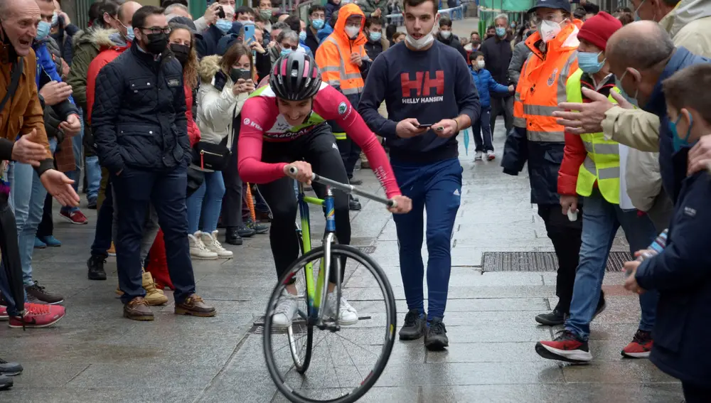 El tercer clasificado de la 86ª edición de la tradicional Carrera del Pavo, para bicicletas sin cadenas, Iván Gómez durante la prueba celebrada en Segovia este sábado. EFE/Pablo Martín