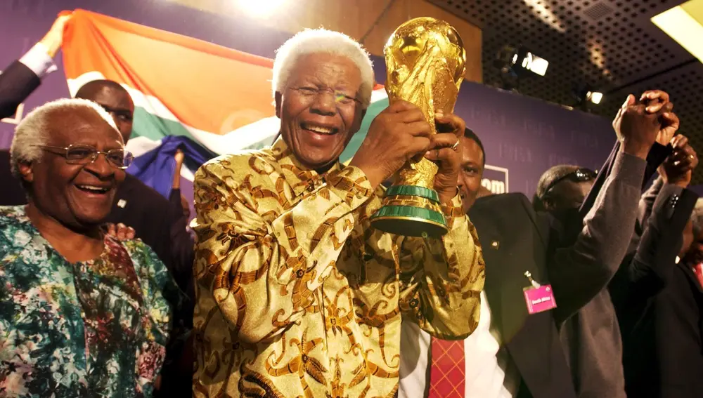 Desmond Tutu junto a Nelson Mandela con la copa del Mundo