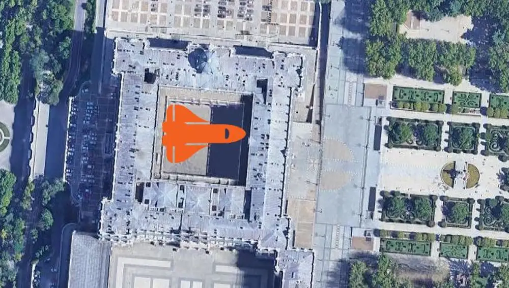 Imagen del transbordador espacial estadounidense sobre el patio del Palacio Real de Madrid