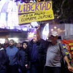 El centro de la ciudad de València ha acogido este domingo por la tarde una manifestación en contra del pasaporte covid y de la vacunación infantil, en la que se han gritado consignas como "libertad" y se han mostrado carteles con lemas como "la vacuna mata"