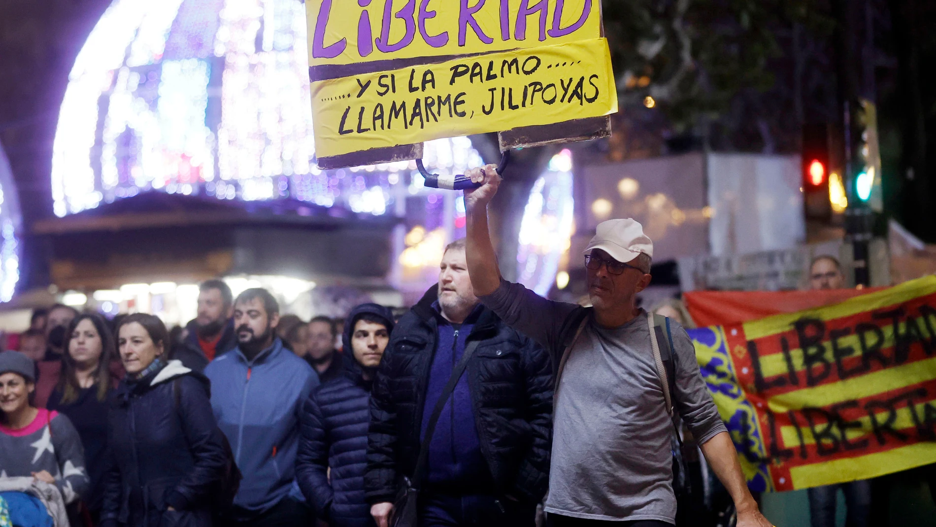 El centro de la ciudad de València ha acogido este domingo por la tarde una manifestación en contra del pasaporte covid y de la vacunación infantil, en la que se han gritado consignas como "libertad" y se han mostrado carteles con lemas como "la vacuna mata"