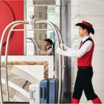 Camarero del Intercontinental Shenzhen | Fuente: Intercontinental Hotels Group