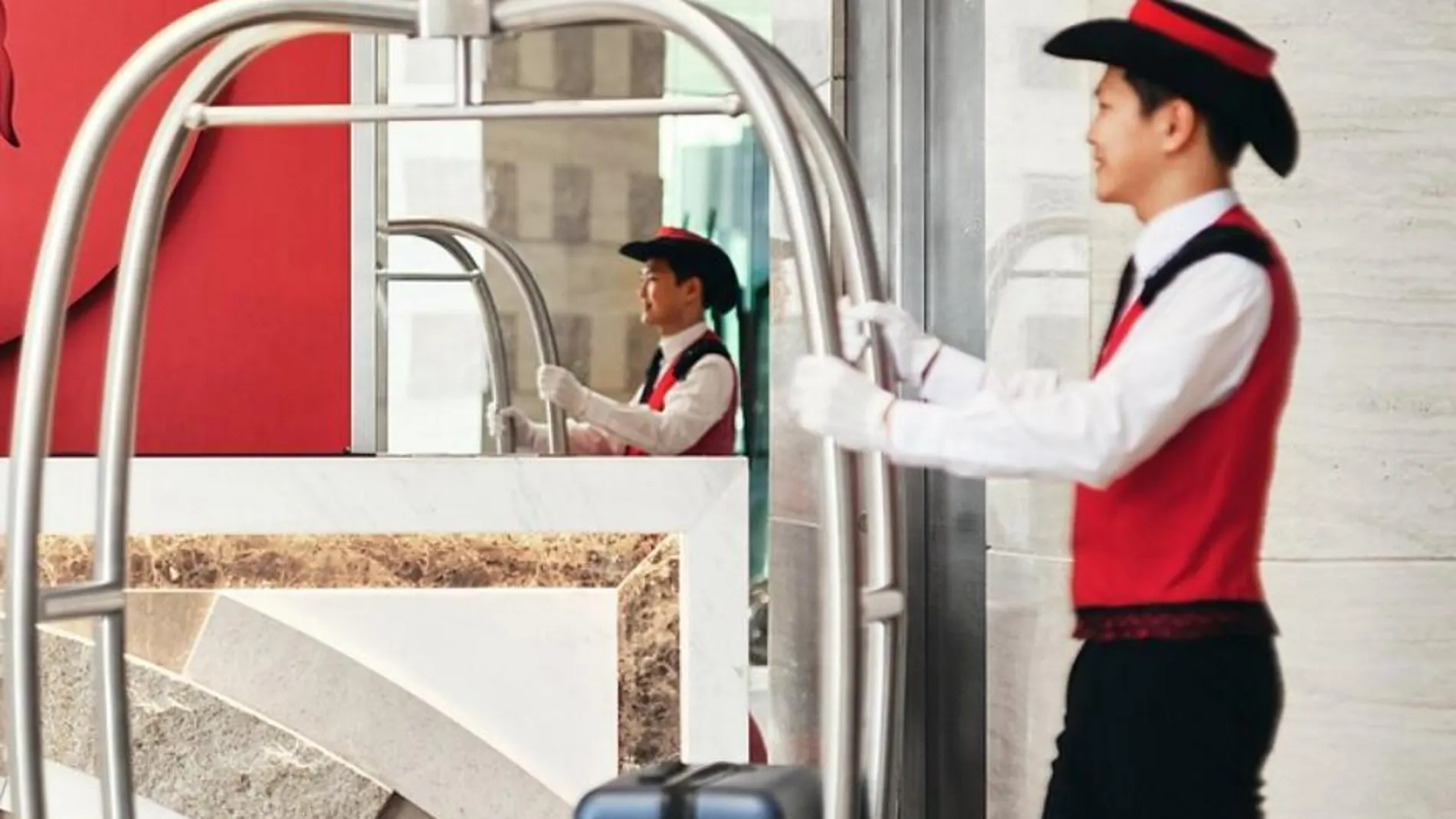 Camarero del Intercontinental Shenzhen | Fuente: Intercontinental Hotels Group