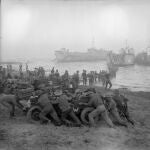 Soldados ingleses de la Royal Navy desembarcan en las costas de Sicilia