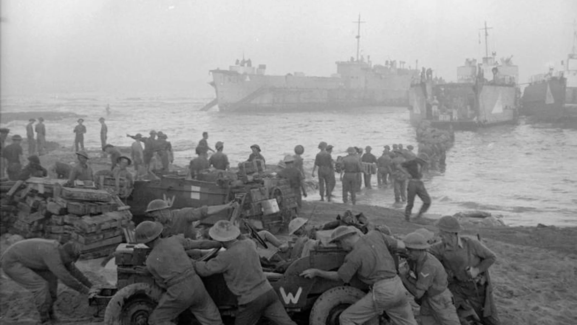 Soldados ingleses de la Royal Navy desembarcan en las costas de Sicilia