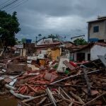 AME6380. ITAMBÉ (BRASIL), 27/12/2021.- Fotografía de casas destruidas por inundaciones provocadas por lluvias hoy, en la ciudad de Itambé, en el estado de Bahía (Brasil). Las fuertes lluvias que desde finales de noviembre azotan el noreste de Brasil han dejado al menos 18 muertos, 286 heridos y 2 desaparecidos, además de unos 16.000 damnificados, solo en el estado de Bahía, según el reporte de este lunes de las autoridades regionales. EFE/Felipe Iruatã