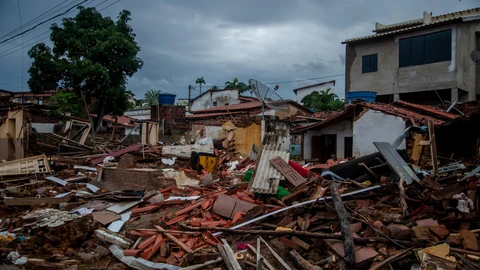 AME6380. ITAMBÉ (BRASIL), 27/12/2021.- Fotografía de casas destruidas por inundaciones provocadas por lluvias hoy, en la ciudad de Itambé, en el estado de Bahía (Brasil). Las fuertes lluvias que desde finales de noviembre azotan el noreste de Brasil han dejado al menos 18 muertos, 286 heridos y 2 desaparecidos, además de unos 16.000 damnificados, solo en el estado de Bahía, según el reporte de este lunes de las autoridades regionales. EFE/Felipe Iruatã