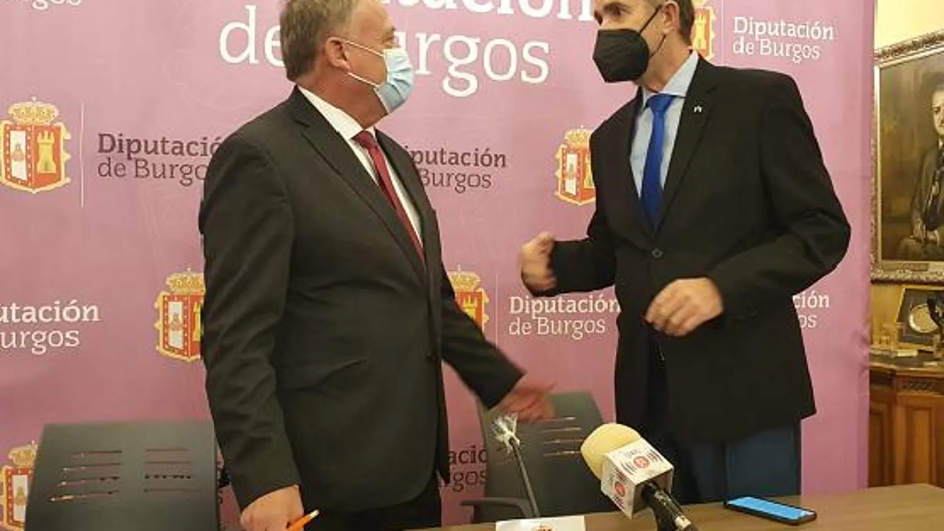 El presidente de Sodebur, Lorenzo Rodríguez, junto al rector del HUBU, Manuel Pérez Mateos