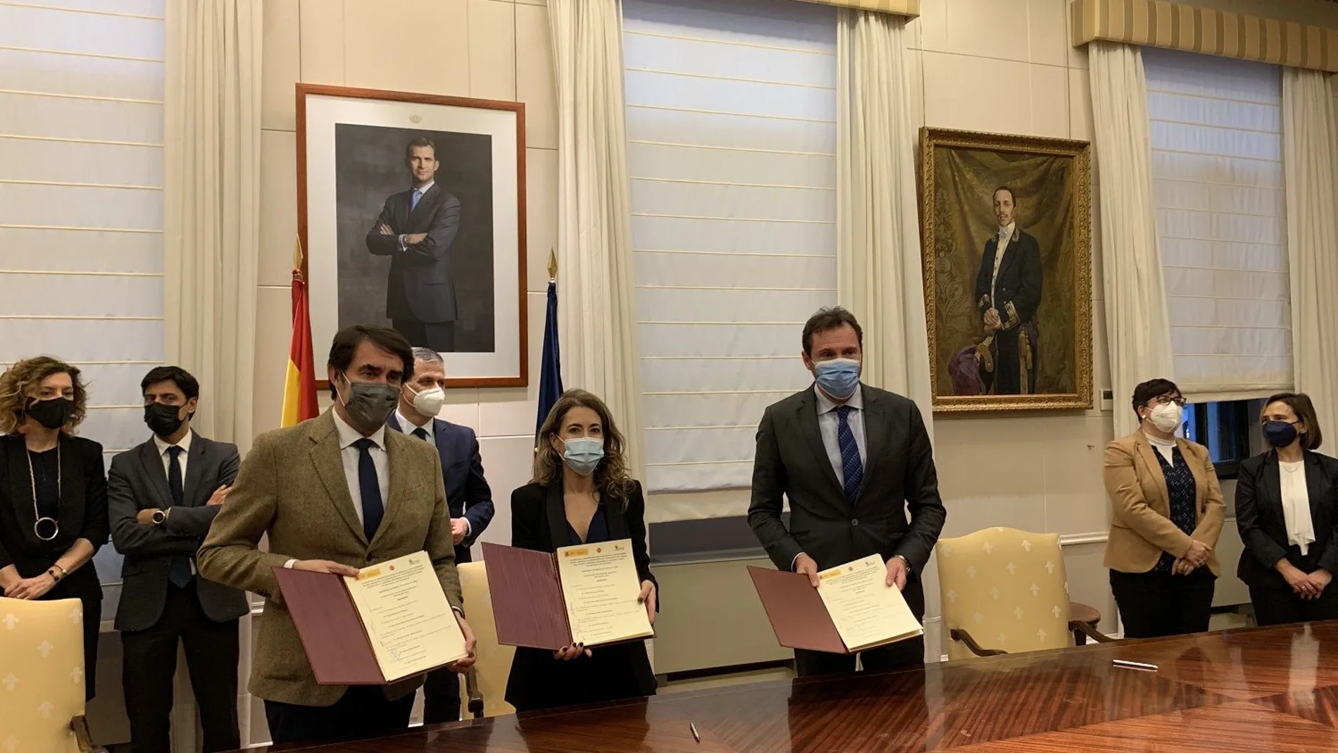 El consejero de Fomento en funciones, Juan Carlos Suárez-Quiñones, junto al alcalde de Valladolid, Óscar Puente, tras el acuerdo